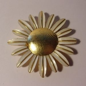 Vtg Avon Gold Tone Flower Locket Brooch